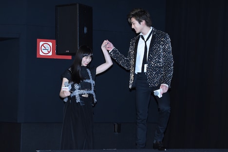 森川葵（左）をエスコートする新田真剣佑（右）。