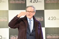 投げキッスするスティーヴン・スピルバーグ。