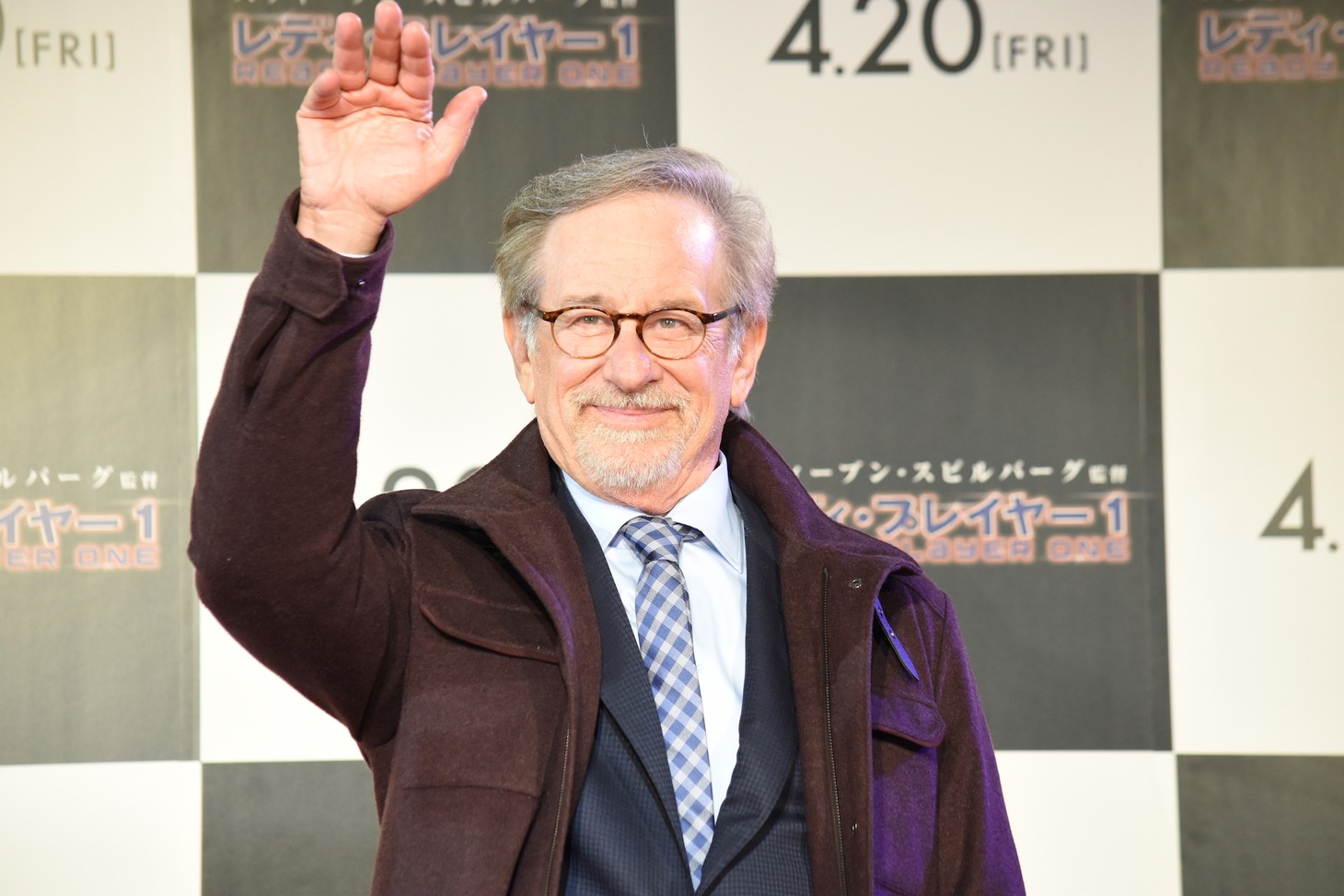 手を振るスティーヴン・スピルバーグ。