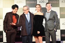 森崎ウィン（左）に手を差し伸べるスティーヴン・スピルバーグ（中央左）。