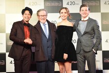 「レディ・プレイヤー1」ジャパンプレミアの様子。左から森崎ウィン、スティーヴン・スピルバーグ、オリヴィア・クック、タイ・シェリダン。