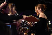 ファンのサインに応じるオリヴィア・クック（右）。