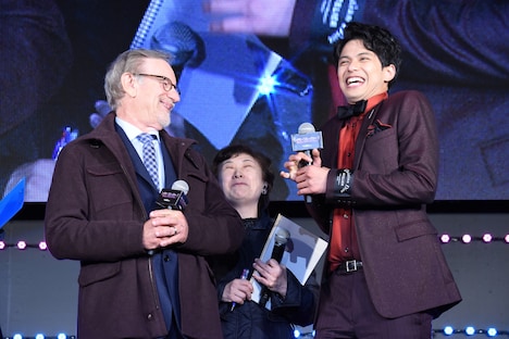 左からスティーヴン・スピルバーグ、森崎ウィン。