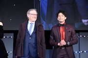 左からスティーヴン・スピルバーグ、森崎ウィン。
