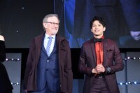左からスティーヴン・スピルバーグ、森崎ウィン。