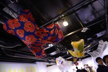 会場に吊るされたのん手製の衣装。