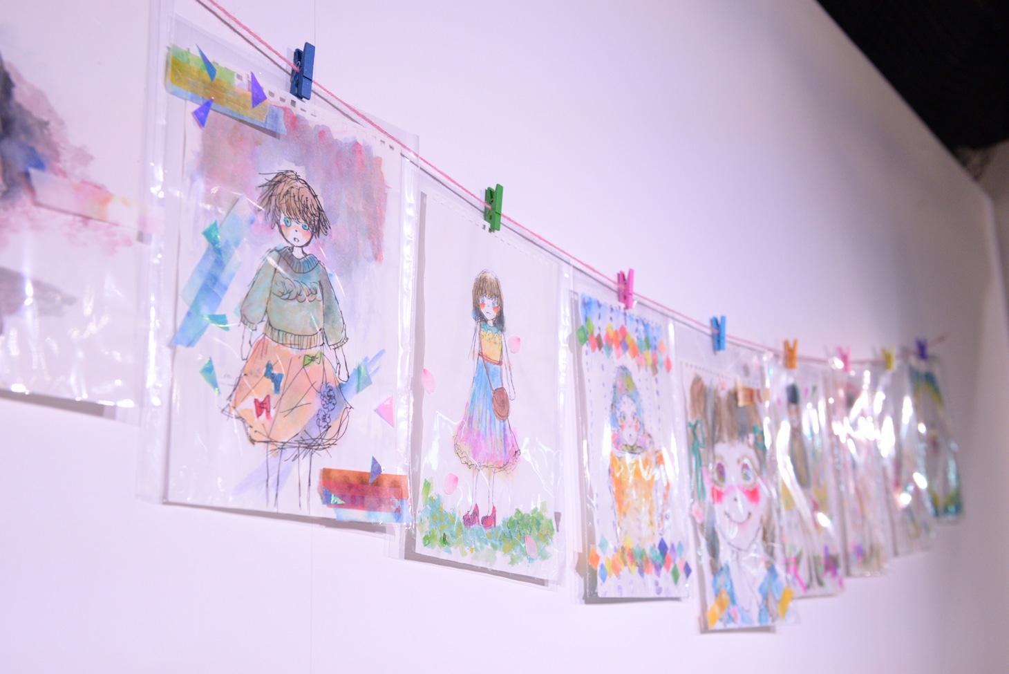 「‘のん’ひとり展-女の子は牙をむく-」の様子。