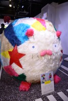 会場の中央に置かれた“ハムスター”。