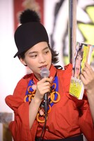 アートフォトブック「女の子は牙をむく」を持つのん。