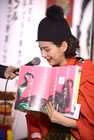 アートフォトブック「女の子は牙をむく」のお気に入りのページを開くのん。