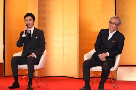 左から長谷川博己、池端俊策。