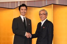 NHK大河ドラマ「麒麟がくる」製作・主演発表会の様子。握手を交わす長谷川博己（左）と池端俊策（右）。