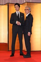 握手を交わす長谷川博己（左）と池端俊策（右）。
