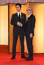 握手を交わす長谷川博己（左）と池端俊策（右）。