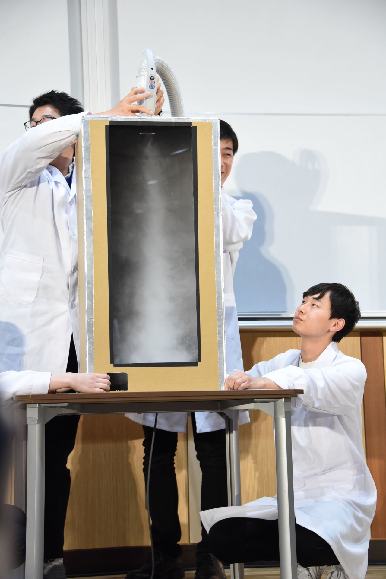 竜巻の渦を発生させる実験の様子。