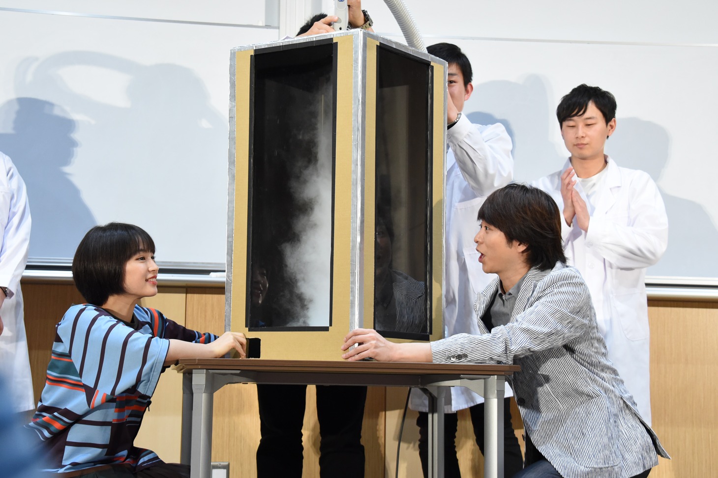 実験に参加した広瀬すず（前列左）と櫻井翔（前列右）。