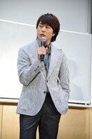 ポケットに手を入れる加藤央之を観察し、「僕も講義のシーンでやっときゃよかったなあ！」とまねする櫻井翔。