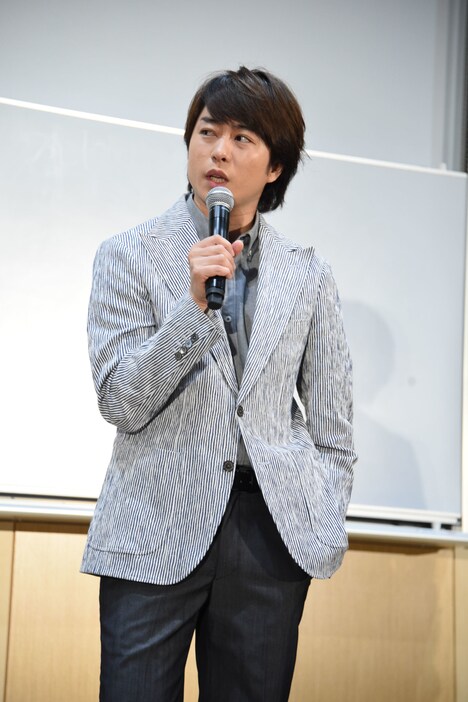 ポケットに手を入れる加藤央之を観察し、「僕も講義のシーンでやっときゃよかったなあ！」とまねする櫻井翔。