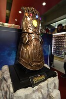 インフィニティ・ガントレットの巨大フィギュア。