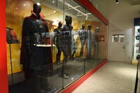 「アベンジャーズ／インフィニティ・ウォー」などの撮影で使用された衣装の展示。