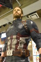 キャプテン・アメリカの等身大フィギュア。