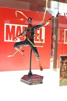アイアン・スパイダーのフィギュア。