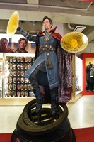ドクター・ストレンジの等身大フィギュア。