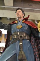 ドクター・ストレンジの等身大フィギュア。