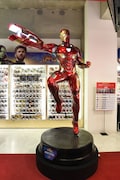 アイアンマンの等身大フィギュア。