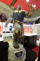 サノスの等身大フィギュア。