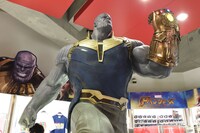 サノスの等身大フィギュア。