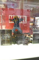 PUNPEEデザインのアイアンマンフィギュア。