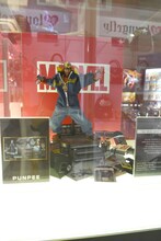 PUNPEEデザインのアイアンマンフィギュア。