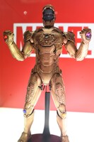 竹内涼真デザインのアイアンマンフィギュア。