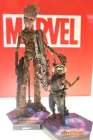 グルート（左）とロケット（右）のフィギュア。