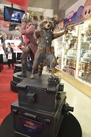 ロケットとグルートの等身大フィギュア。