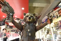 ロケットとグルートの等身大フィギュア。