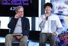 左からスティーヴン・スピルバーグ、森崎ウィン（PrizmaX）。