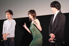 ダブルピースを決める池田エライザ（中央）。