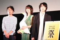 第10回沖縄国際映画祭「島ぜんぶでおーきな祭」での「ルームロンダリング」舞台挨拶の様子。左から片桐健滋、池田エライザ、健太郎。