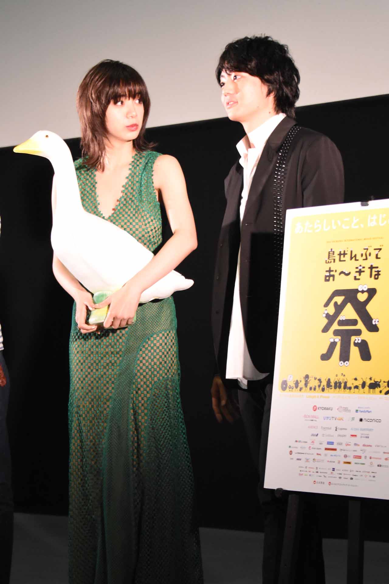 左から池田エライザ、健太郎。