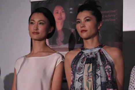 左から山本真理、仲宗根梨乃。