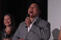 「はいさい！」と挨拶するクリスチャン・リー。