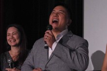 「はいさい！」と挨拶するクリスチャン・リー。