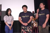 左からロバータ、大自然の白井、里。