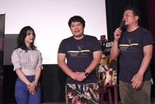 左からロバータ、大自然の白井、里。