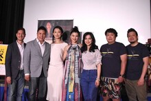 第10回沖縄国際映画祭「島ぜんぶでおーきな祭」での「ジーマーミ豆腐」上映イベントの様子。左からジェイソン・チャン、クリスチャン・リー、山本真理、仲宗根梨乃、ロバータ、大自然。