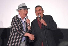 桂文枝（左）と握手を交わす千葉真一（右）。