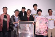 第10回沖縄国際映画祭「島ぜんぶでおーきな祭」での「ドーベルマン刑事」舞台挨拶の様子。左から世良利和、桂文枝、品川祐、千葉真一、藤原一裕、なだぎ武、清水圭。