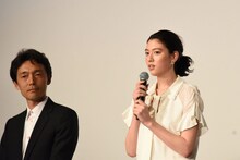 左から佐藤信介、三吉彩花。